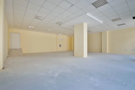 Партерно помещение, супер център -срещу Културен дом НХК