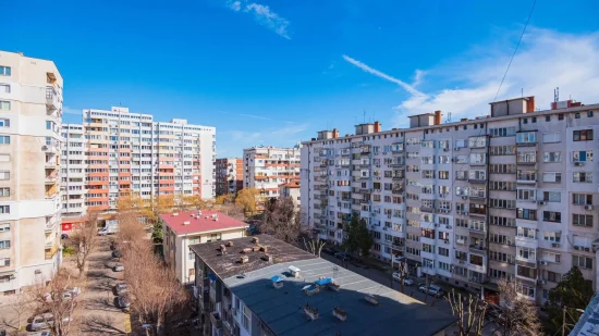 Тристаен под наем в тухлена сграда на ул. Оборище